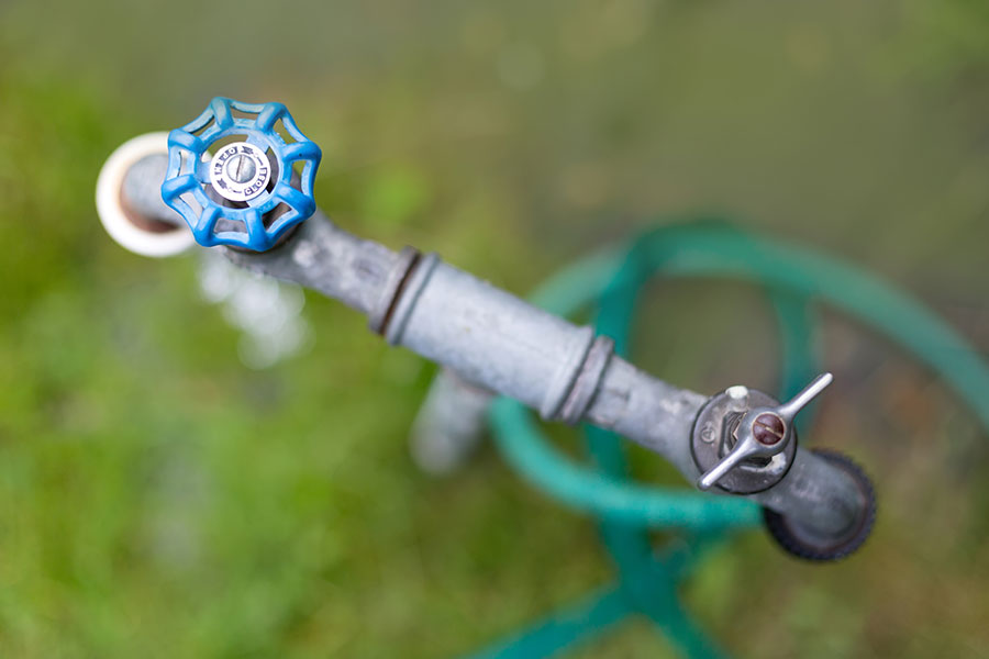 Reparación de fugas de agua en el jardín