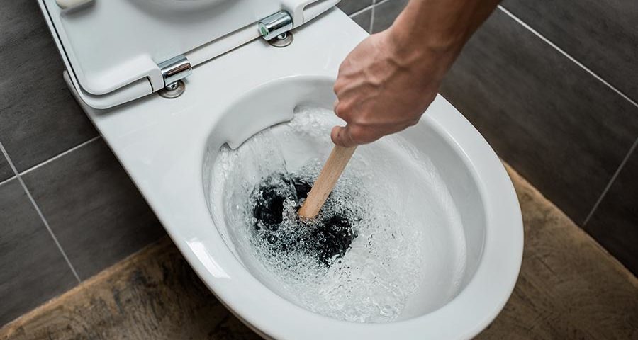 Cómo desatascar un WC