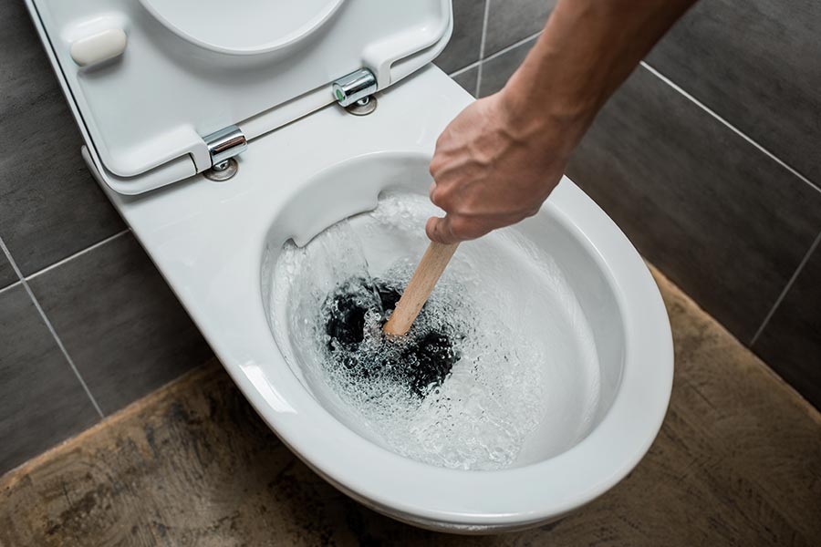 Cómo desatascar un WC