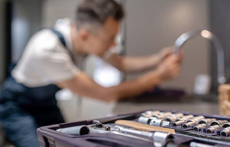 El reto de encontrar relevo generacional en la fontanería es una realidad en Valencia